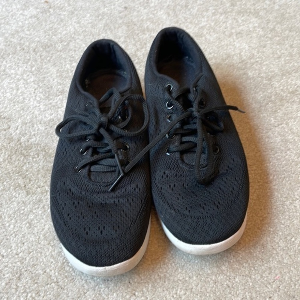 Abeo lightweight black and white sneakers